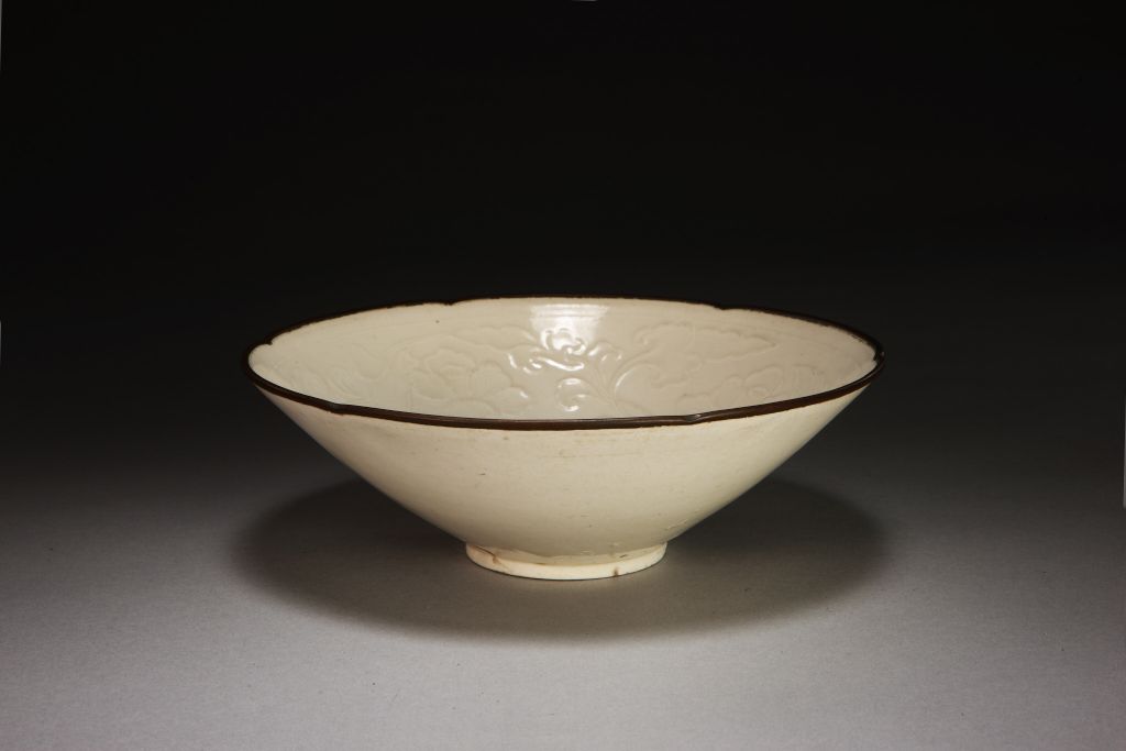 图片[1]-Ding Kiln White Glaze Print Twinkling Lotus Pattern Flower Mouth Bowl-China Archive